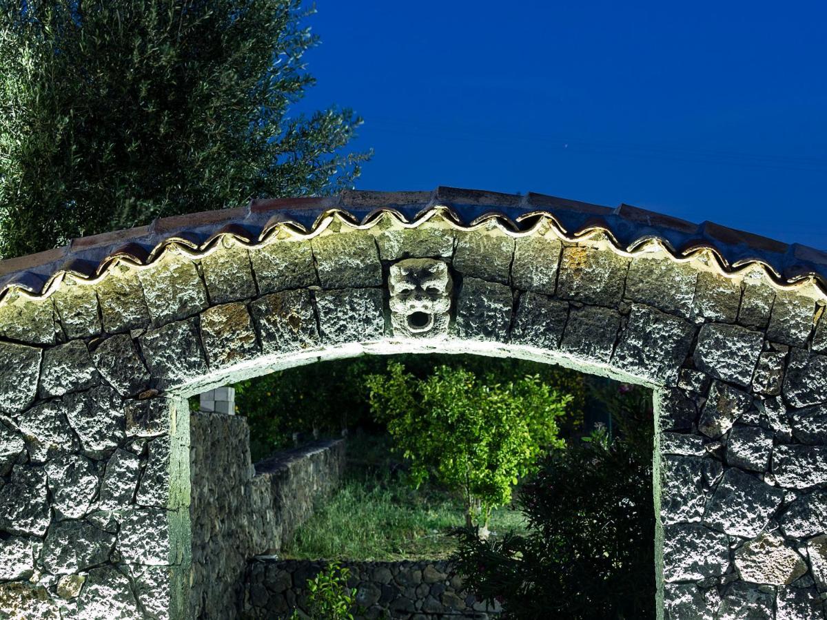 Fontana Del Cherubino Santa Maria di Licodia Екстериор снимка